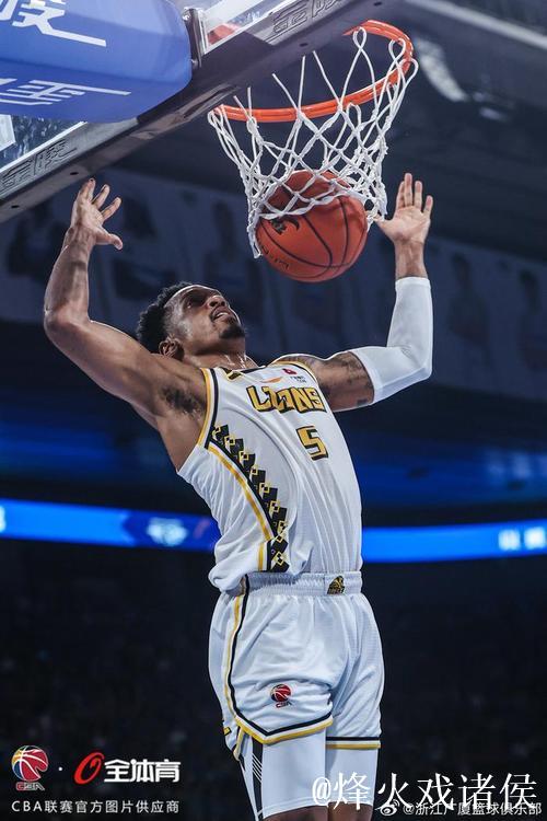 巴里-布朗全场24分钟，18投5中砍下17分1篮板2助攻2抢断